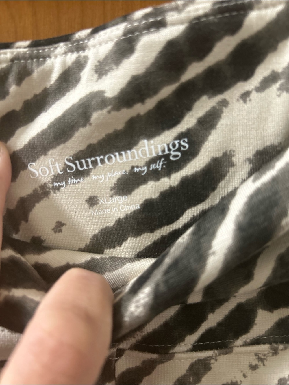 Soft Surroundings Women’s Cream and Black Patterned Leggings - Picture 5 of 7